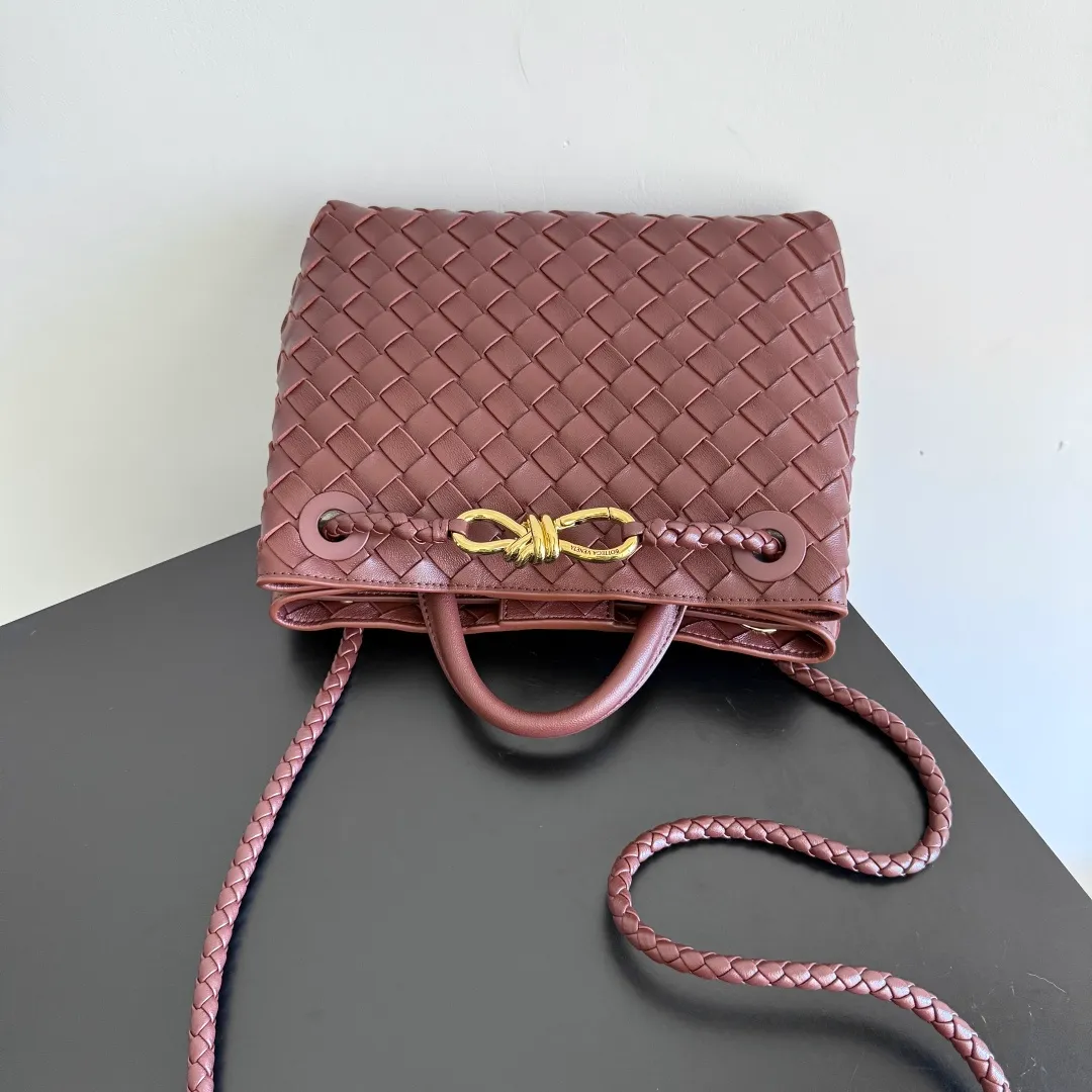 The 2023 new Andiamo batch of 1860 BV has been shipped‼ ️Really popular🔥The new Andiamo woven handbag launched by Bottega Veneta this season is really popular all over the world! ! Celebrities at home and abroad have worn it, and Oscar-winning actress Michelle Yeoh has taken it out on the street. Song Jia, Trai Yara, Yu Feihong, Sanji Ayaka, Rosie Hunting-Whiteley, Yoshioka Riho, etc. have all picked up this bag. It is classic and versatile, showing off its temperament, and the bag capacity is also large, which is very convenient for daily commuting! ! A variety of carrying methods, the shoulder straps can be adjusted by yourself, the original lambskin feels soft and delicate, and the unisex style breaks gender boundaries and brings a more practical and longer-lasting use experience. Andiamo, which has both elegant and casual styles, perfectly interprets the true appearance of "fashionable old money style". Style number: 743568 Size: 25*22*10.5cm